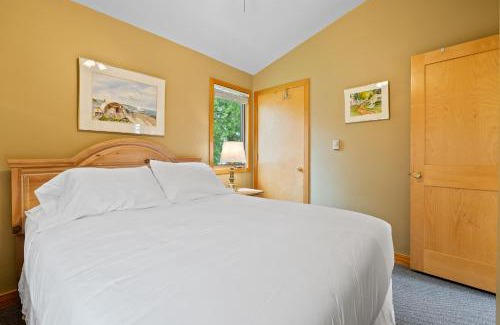 Baileys Harbor Casa | Sunset Shores - Lakeside Cabin #1 by Simple Life Rentals