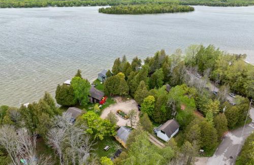 Baileys Harbor Casa | Sunset Shores - Lakeside Cabin #1 by Simple Life Rentals