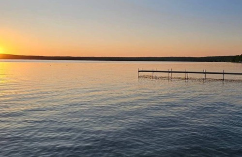 Cheboygan County Casa | Sunset Shores Lakefront Burt Lake Home~ 4 Bedroom 2 Bath~ Sleeps 15