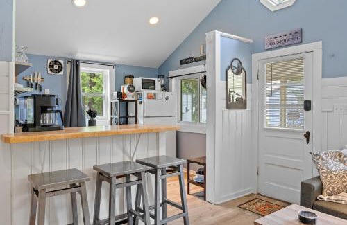 Baileys Harbor Casa | Sunset Shores - Sunflower Cabin #4 by Simple Life Rentals