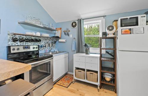 Baileys Harbor Casa | Sunset Shores - Sunflower Cabin #4 by Simple Life Rentals