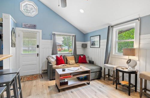 Baileys Harbor Casa | Sunset Shores - Sunflower Cabin #4 by Simple Life Rentals