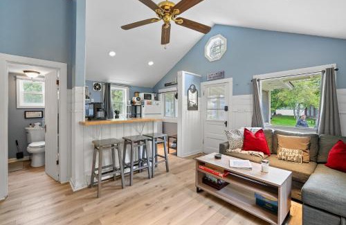 Baileys Harbor Casa | Sunset Shores - Sunflower Cabin #4 by Simple Life Rentals