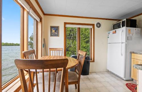 Baileys Harbor Casa | Sunset Shores - Waters Edge Cottage #2 by Simple Life Rentals