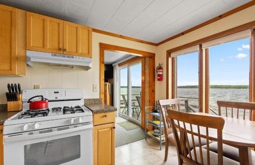 Baileys Harbor Casa | Sunset Shores - Waters Edge Cottage #2 by Simple Life Rentals