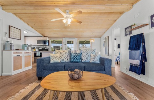 Pirates Beach Casa | Sunset Surf Lodge - Charming 2-bdrm house near fantastic Palm Beach, Galveston