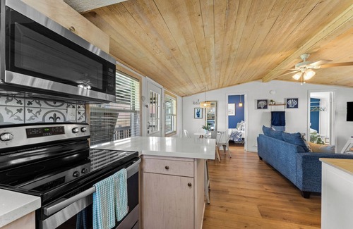 Pirates Beach Casa | Sunset Surf Lodge - Charming 2-bdrm house near fantastic Palm Beach, Galveston