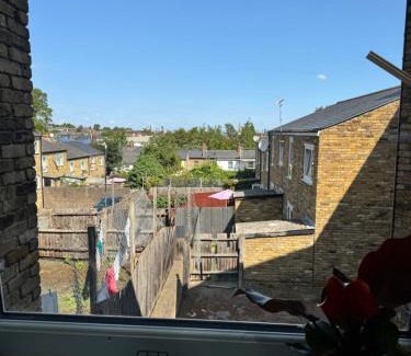 West Norwood Apartamento | Sunset View 2BR Apartment - Beautiful London View & Free Parking