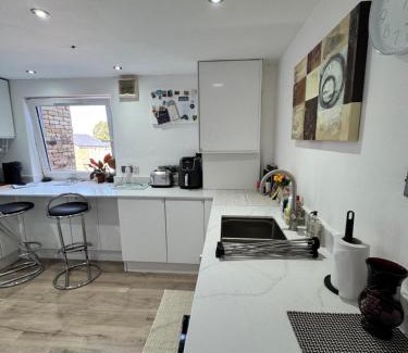 West Norwood Apartamento | Sunset View 2BR Apartment - Beautiful London View & Free Parking