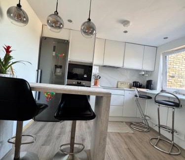 West Norwood Apartamento | Sunset View 2BR Apartment - Beautiful London View & Free Parking