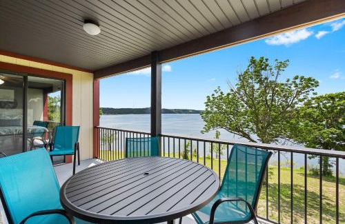 Kimberling City Casa | Sunset View at Anchor's Point - Lakefront Stay for 8 with Private Balcony