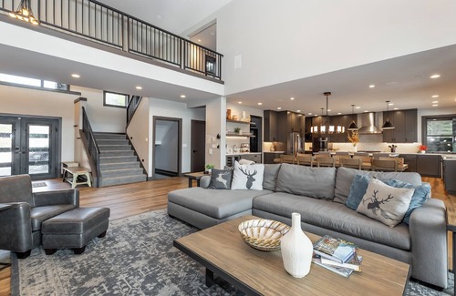 Cle Elum Casa | Sunset View Lodge, Modern Mountain Escape, Theater, Hot Tub in Suncadia
