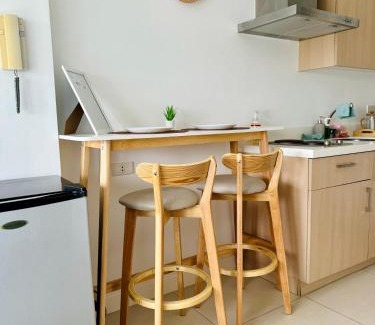 Matandang Balara Apartamento | Sunset View with Free Pool Access