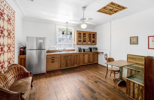 Historic Downtown Apalachicola Apartamento | Sunset Views & Balcony Access, King Bedroom
