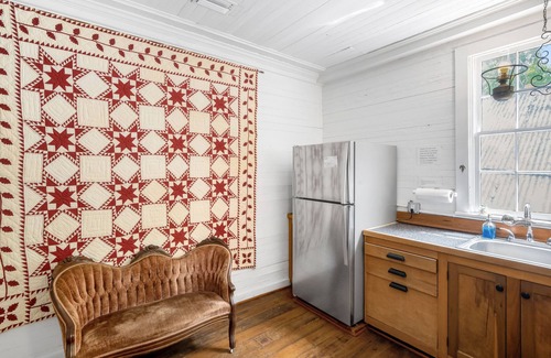 Historic Downtown Apalachicola Apartamento | Sunset Views & Balcony Access, King Bedroom