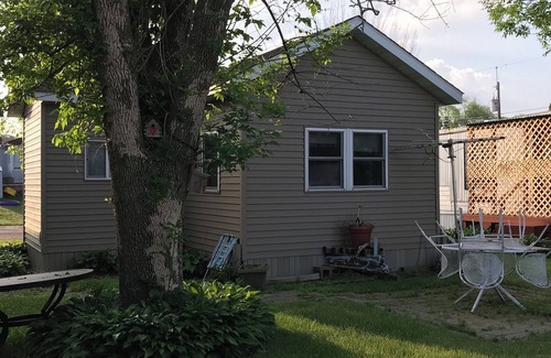 Stoddard Casa | Sunset Waters: Serene Retreat on the Mississippi River Shoreline Fisher Friendly