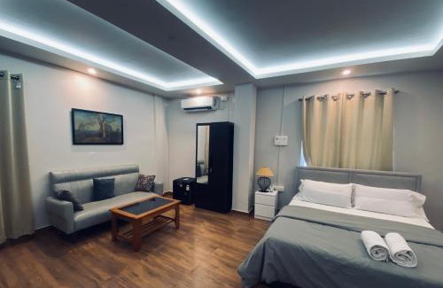 Imphal Apartamento | SunsetHomes A luxurious studio apartment