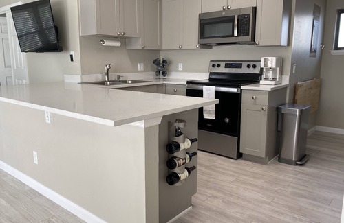 Florida Ridge Condominio | Sunsets and Tennis Views! Totally remodeled condo with private deck