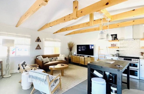 Wonder Valley Casa | Sunsets + Hot Tub + Starlink, 15 mins to Park