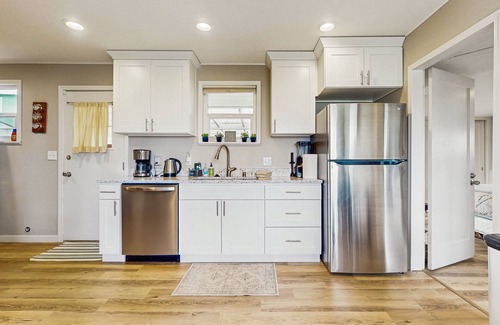 Des Moines Casa | Sunsets over Sound | Water-View Getaway on Half-Acre | Walk to Dining