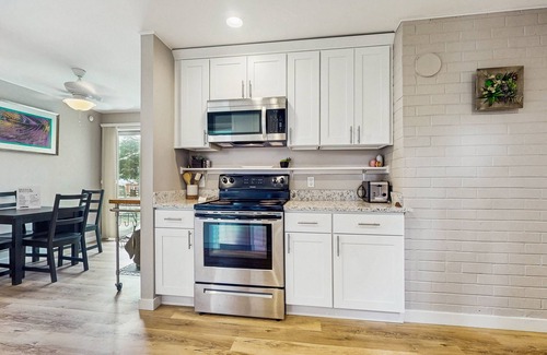Des Moines Casa | Sunsets over Sound | Water-View Getaway on Half-Acre | Walk to Dining