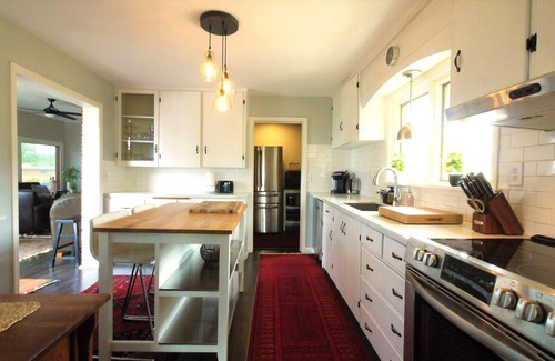 Des Moines Casa | Sunsets Over the Sound Mid-century modern view property blocks from the Marina!