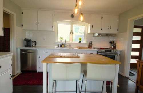Des Moines Casa | Sunsets Over the Sound Mid-century modern view property blocks from the Marina!
