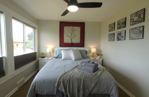 Des Moines Casa | Sunsets Over the Sound Mid-century modern view property blocks from the Marina!