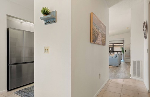 South Bradenton Apartamento | Sunshine 2-bedroom Shorewalk condo near beaches, IMG - Pickleball, Pool Lakeview