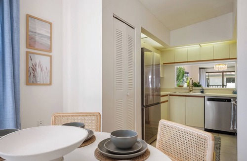 South Bradenton Apartamento | Sunshine 2-bedroom Shorewalk condo near beaches, IMG - Pickleball, Pool Lakeview