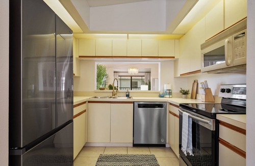 South Bradenton Apartamento | Sunshine 2-bedroom Shorewalk condo near beaches, IMG - Pickleball, Pool Lakeview