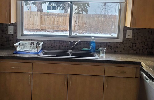 West Edmonton Casa | Sunshine All day, WEST EDMONTON MALL 5min.away, Air Con, king master and queens