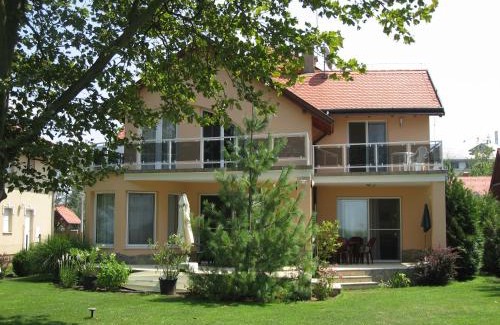 Szantod Casa | Sunshine Beach House, DIREKT AM SEE, eigenes BOOT, Garten, Grill, WLAN
