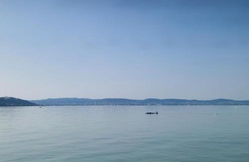Szantod Casa | Sunshine Beach House, DIREKT AM SEE, eigenes BOOT, Garten, Grill, WLAN