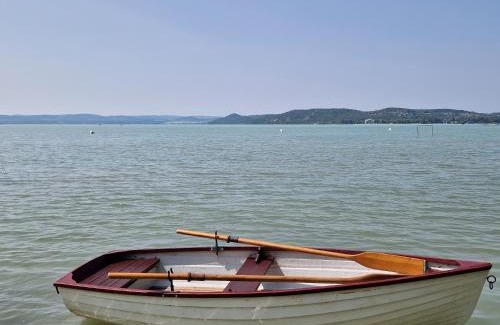 Szantod Casa | Sunshine Beach House, DIREKT AM SEE, eigenes BOOT, Garten, Grill, WLAN
