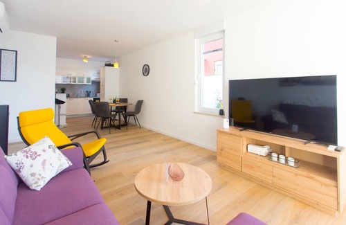 Okrug Gornji Apartamento | Sunshine Deluxe 80m2 Apartment With Pool, 50 m2 Garden Lounge and Outdoor Space