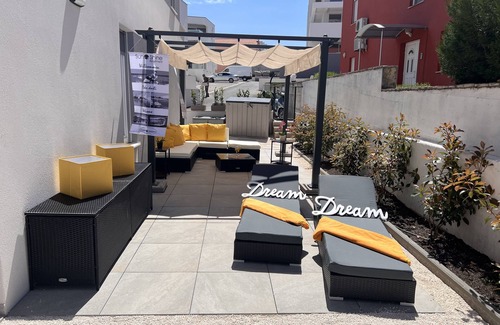 Okrug Gornji Apartamento | Sunshine Deluxe 80m2 Apartment With Pool, 50 m2 Garden Lounge and Outdoor Space