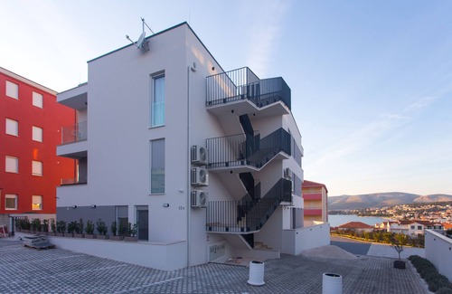 Okrug Gornji Apartamento | Sunshine Deluxe 80m2 Apartment With Pool, 50 m2 Garden Lounge and Outdoor Space