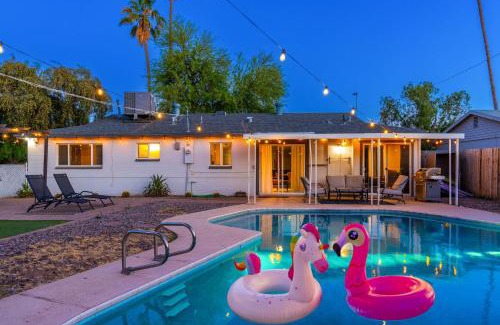 New Papago Parkway Casa | Sunshine Oasis! Heated Pool, Mini Golf, Sleeps 12