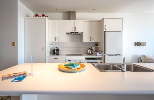 Onetangi Apartamento | Sunshine on The Beach at The Sands