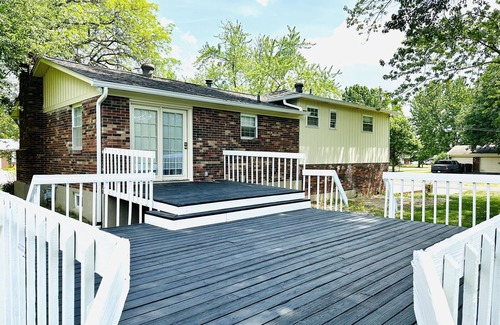 West Chester Casa | Sunshine Palace Charming Tri-Level House with game room and large backyard!