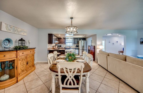 Caloosahatchee Casa | Sunshine POOL Cape Coral Home Centrally Located Great Outdoor Space