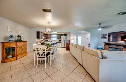 Caloosahatchee Casa | Sunshine POOL Cape Coral Home Centrally Located Great Outdoor Space