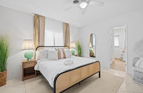 Coral Ridge Isles Casa | Sunshine Retreat I Waterfront I Pool I Paddle Boards I Bikes