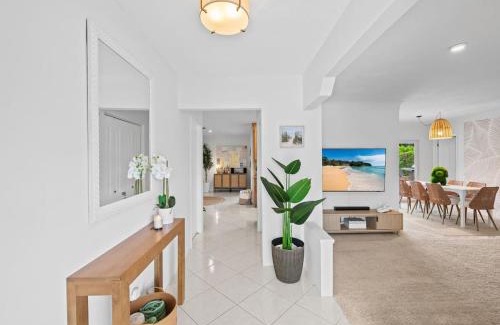 Coral Ridge Isles Casa | Sunshine Retreat I Waterfront I Pool I Paddle Boards I Bikes