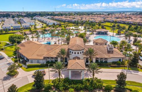 Four Corners Casa | Sunshine state scape 5BR, walkable to waterpark