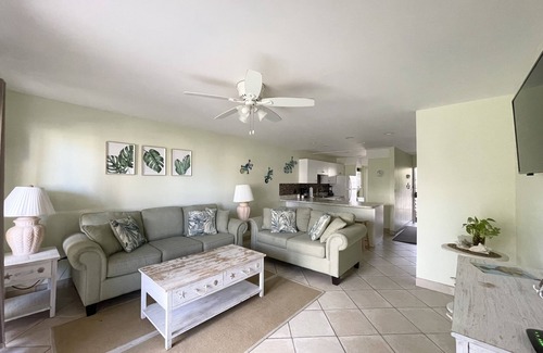 Estate Golden Rock Condominio | Sunshine Suite, Just Steps to the Pool and Ocean