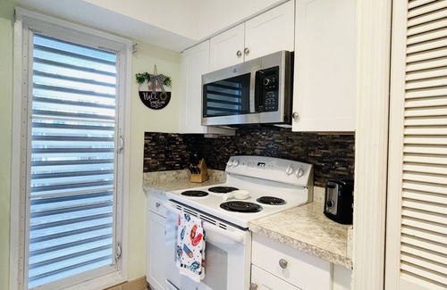 Estate Golden Rock Condominio | Sunshine Suite, Just Steps to the Pool and Ocean