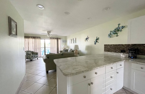 Estate Golden Rock Condominio | Sunshine Suite, Just Steps to the Pool and Ocean