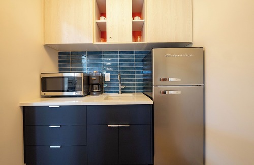 Seven Mile Beach Hotel | Sunshine Suites Resort